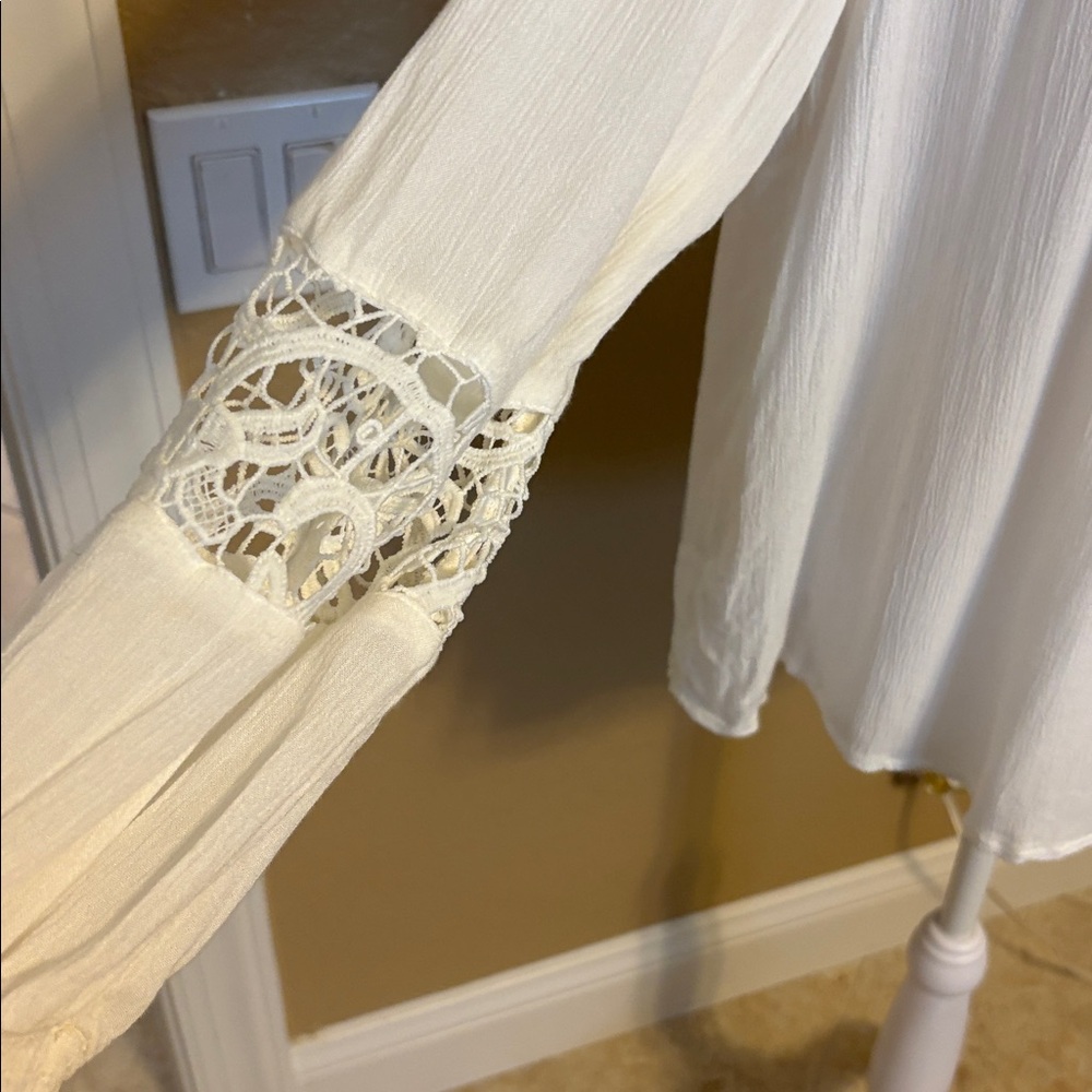 Hollister White Lace Top, Size Large‎ - Picture 3 of 10
